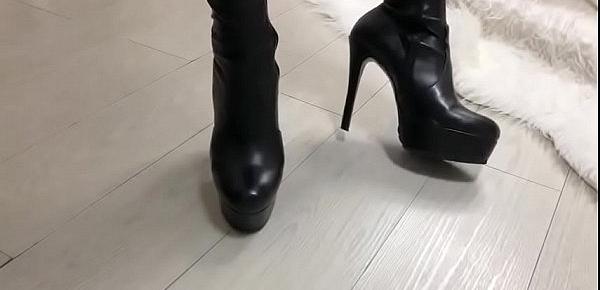  black pantyhose, boots